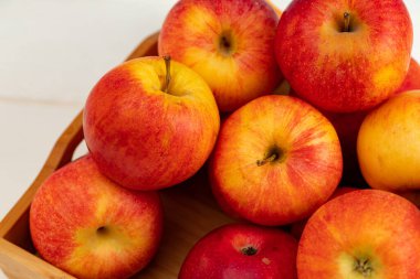 Tahta tepside kırmızı elma yığını