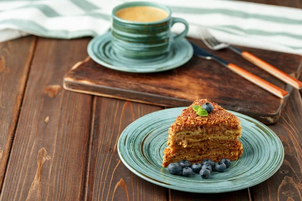 Pièce de gâteau au miel avec des noix sur plaque verte — Photo