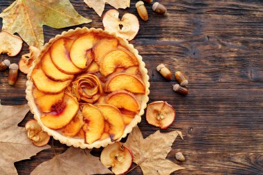 Tahtadaki elmalı turtanın en üst manzarası