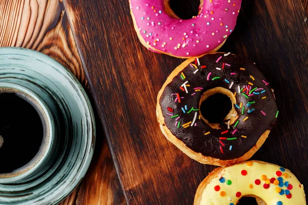 Glasierte Donut auf grünem Teller mit Tasse Kaffee — Stockfoto