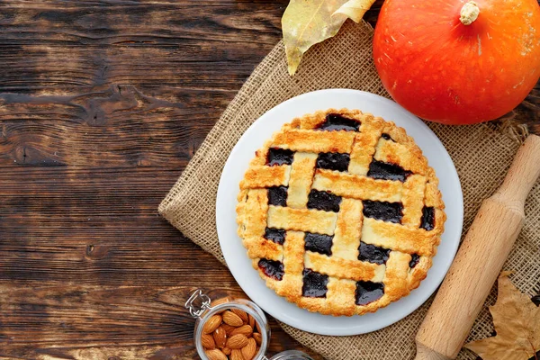 Tarte aux baies et citrouille orange sur table en bois — Photo