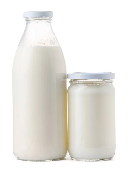 Gläser voll frischer Milch isoliert auf weiß — Stockfoto