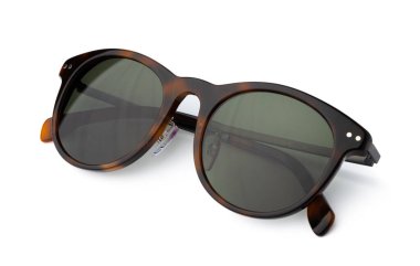 Beyaz arkaplanda izole edilmiş şık güneş gözlükleri, kapat