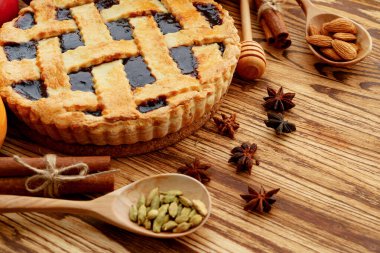 Tahta masadaki meyveli turtayı yakın.