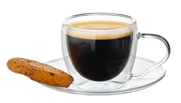 Glazen kopje koffie met chocolade chip koekje geïsoleerd op wit — Stockfoto