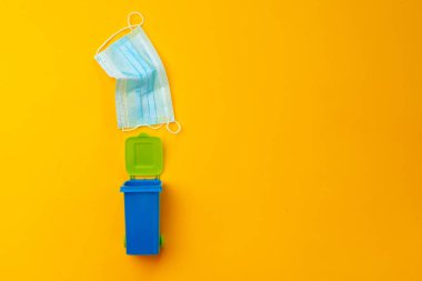 Renkli küçük çöp bulaşıcı maskeler kullandı