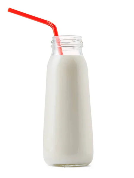 Glaskopp mjölk med ett sugrör isolerat på vitt — Stockfoto