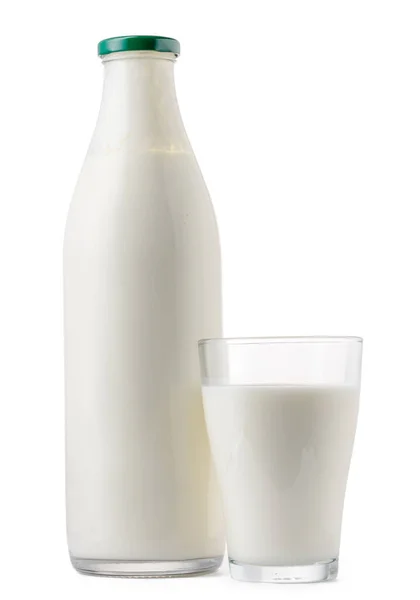 Glasflasche und Tasse mit frischer Milch isoliert — Stockfoto