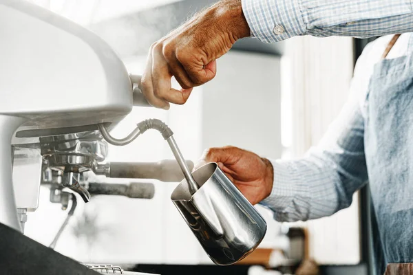 Oigenkännlig man barista förbereda kaffe på professionell kaffebryggare — Stockfoto