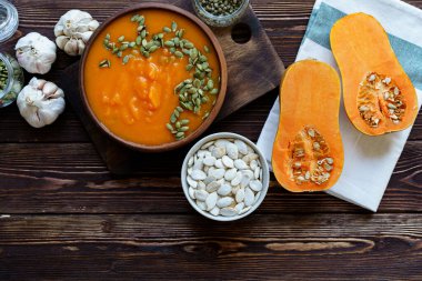 Tahta bir masada kremalı balkabağı çorbası