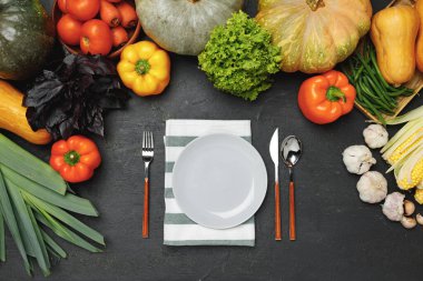 Masa takımı çeşitli sebze üst görünümü ile çevrili