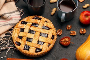 Siyah masada meyveli turta. Yaklaş.