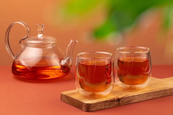 Théière en verre et deux tasses en verre avec thé — Photo