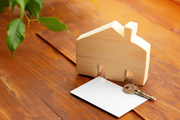 Modèle de maison en bois miniature et clés de maison — Photo