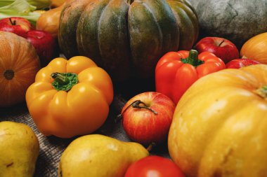 Ahşap arka planda balkabakları ve kırmızı elmalar