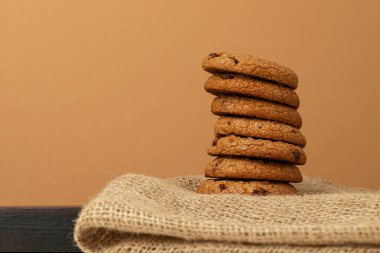 Bej arka planda birikmiş çikolata parçalı kurabiyeler