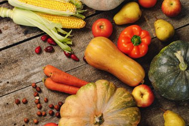 Yıpranmış ahşap arka planda sonbahar sebzeleriyle güzel bir kompozisyon.