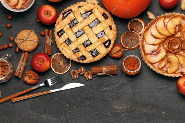 Ягодный пирог и яблочный пирог на черном фоне — стоковое фото