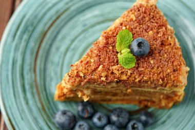 Yeşil tabakta fındıklı ballı kek.