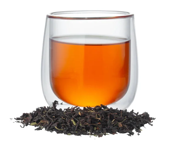 Üveg csésze tea száraz tealevéllel elszigetelt fehér — Stock Fotó