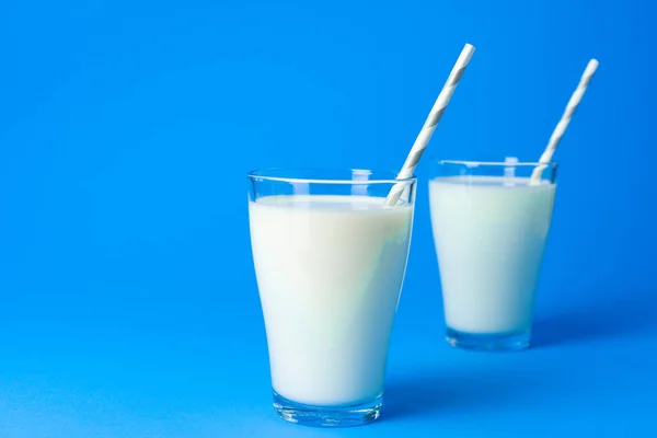 Glass jar with fresh milk against blue background — Stock Photo, Image