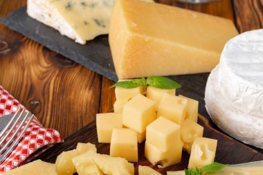 Sert peynir parçalarını yakın plan yap.