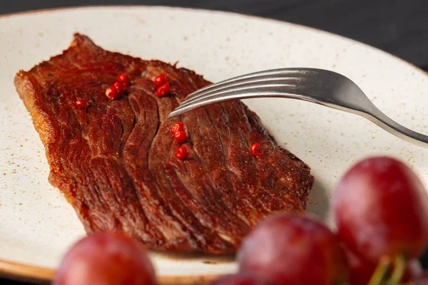 Bife grelhado servido no prato de perto — Fotografia de Stock