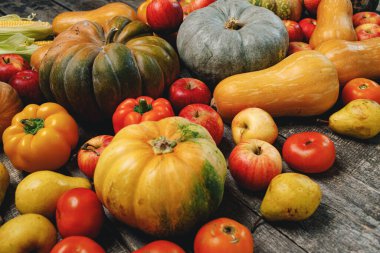 Ahşap arka planda balkabakları ve kırmızı elmalar