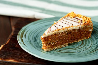 Yeşil tabakta bir parça Esterhazi keki