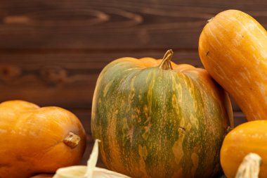 Koyu ahşap arka planda farklı kabak çeşitleri.