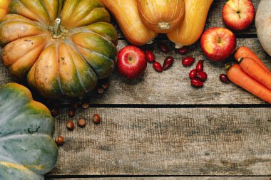Yıpranmış ahşap arka planda sonbahar sebzeleriyle güzel bir kompozisyon.