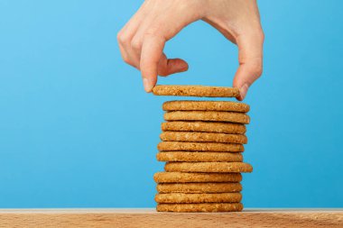 Yulaf kurabiyesini insan eli yığınından alıyor.