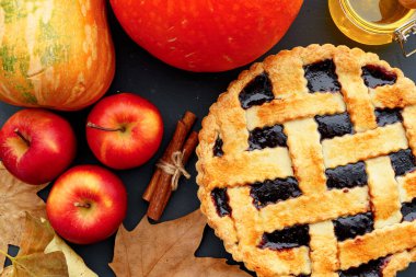 Masada servis edilen meyveli turta. Yakın çekim.