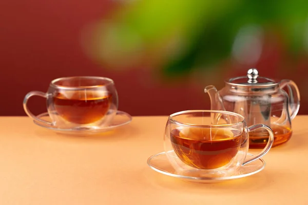 Glas Teekanne und zwei Glasbecher mit Tee — Stockfoto