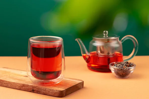 Glas Teekanne und Tasse mit schwarzem Tee — Stockfoto