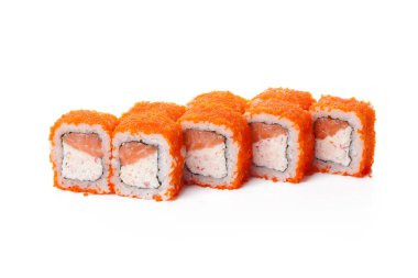 Japon yemeği suşi böreği beyaz arka planda izole edilmiş.