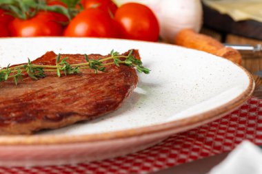 Biftek, tabakta servis ediliyor. Yakından.