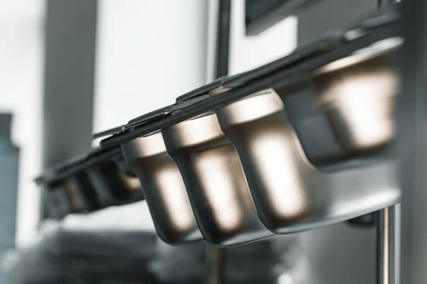 Industriële keuken metalen dienbladen voor buffet catering — Stockfoto