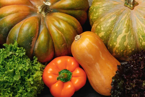 Nahaufnahme von Kürbissen und Paprika in Haufen — Stockfoto