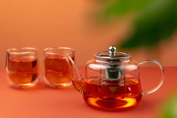 Théière en verre et deux tasses en verre avec thé — Photo