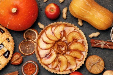 Siyah arka planda çilekli turta ve elmalı turta.