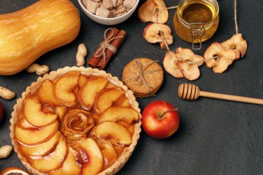 Siyah yüzeyde turta ve balkabağı.