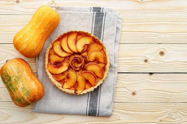Pohled shora na jablečný koláč na dřevěné desce — Stock fotografie