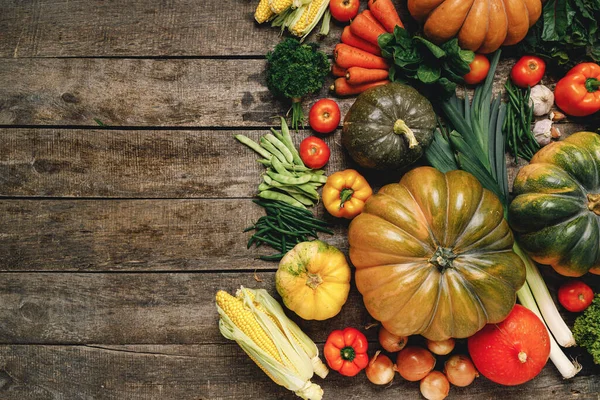 Beautiful arrengament of autumn vegetables on wooden table — Stock Photo, Image