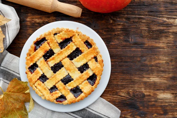 Gros plan d'une tarte aux baies sur une table en bois — Photo