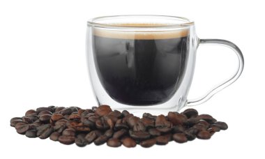 Beyaz üzerine izole edilmiş bir bardak kahve ve kahve çekirdeği.