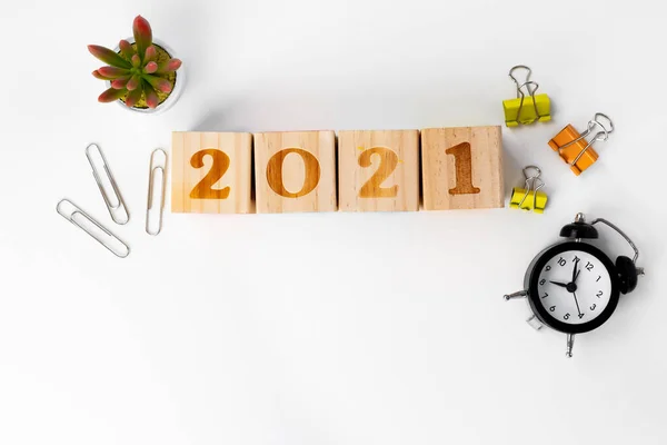 Rok 2022 numery i artykuły piśmienne na białym stole — Zdjęcie stockowe