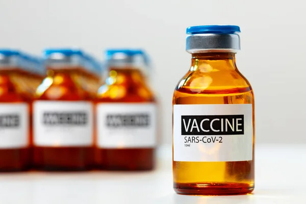 Sars-cov-2 백신 병 화이트 테이블에 — 스톡 사진
