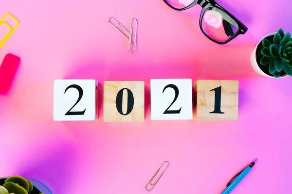 Nowy rok 2021 koncepcja na różowym tle — Zdjęcie stockowe