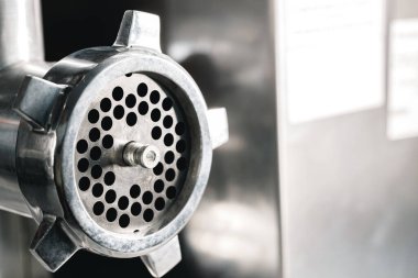 Endüstriyel yeni et öğütücüsü bir dükkana yakın.